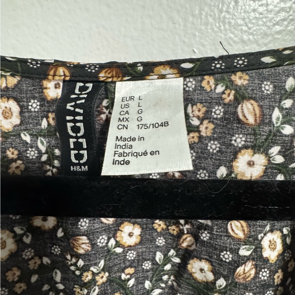 H&M V neck poplin Black Dress with White and Yellow Floral Pattern - Picture 3 of 10